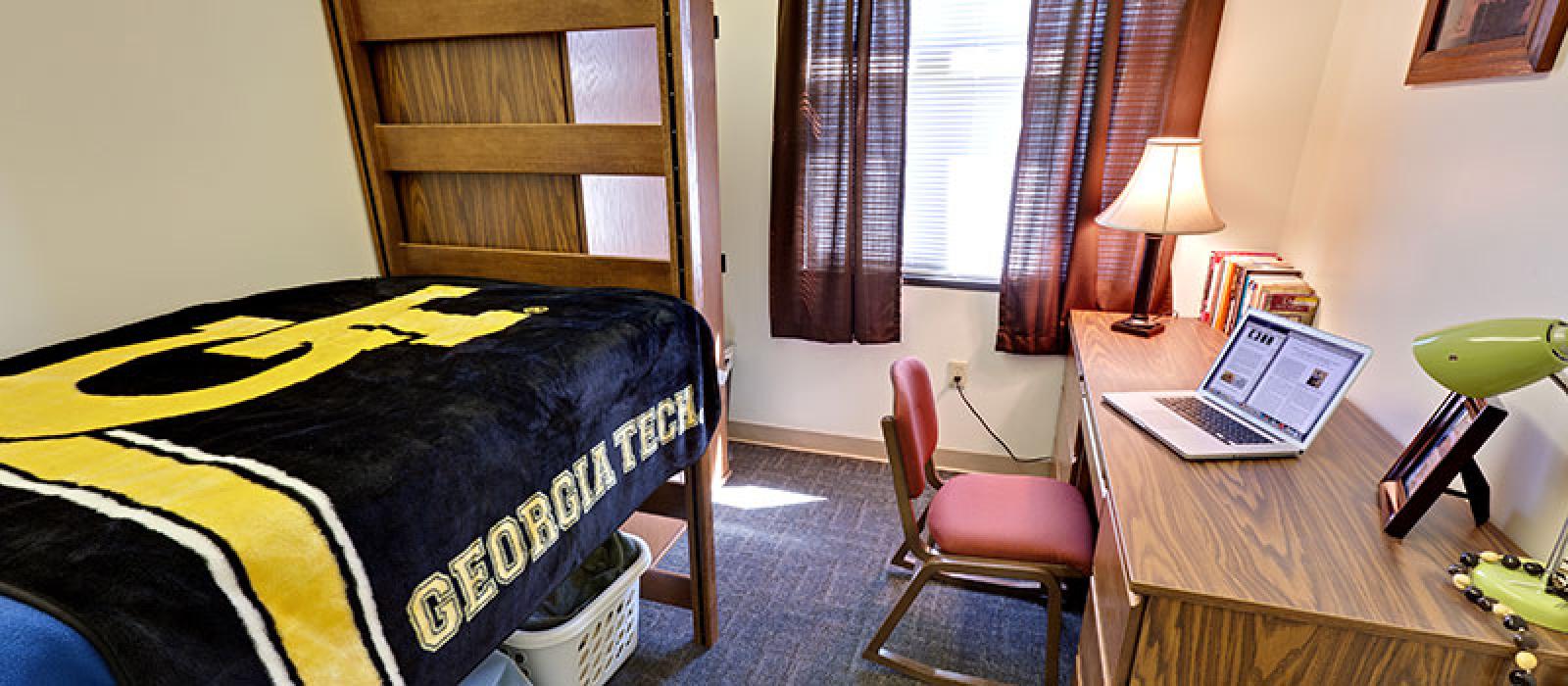 Bedroom with a bed, a desk and a chair.